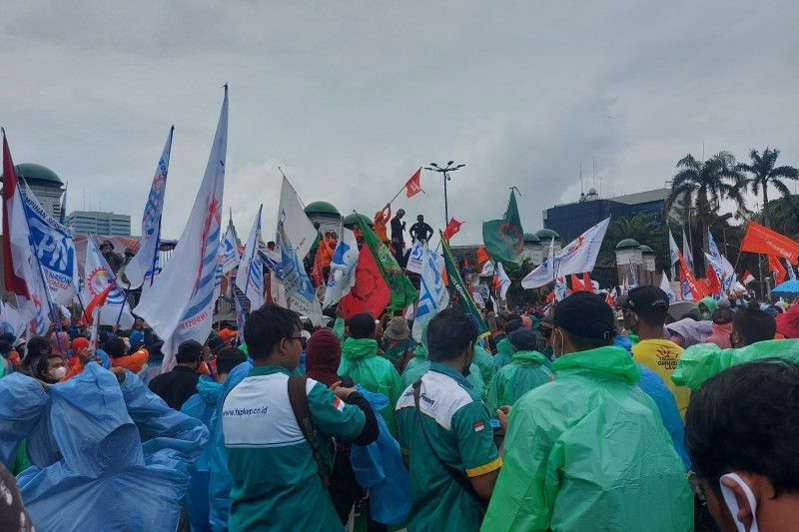 Hujan Deras tak Halangi Ribuan Buruh Demo Tolak Omnibus Law di Depan Gedung DPR RI